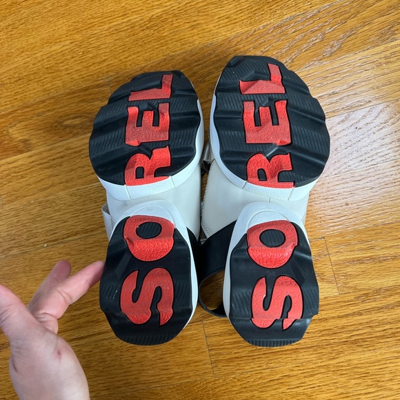 Like new SOREL KINETIC IMPACT SANDAL 9 Color- Fawn & Black - Picture 6 of 7